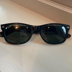 Black Ray-Ban New Wayfaer